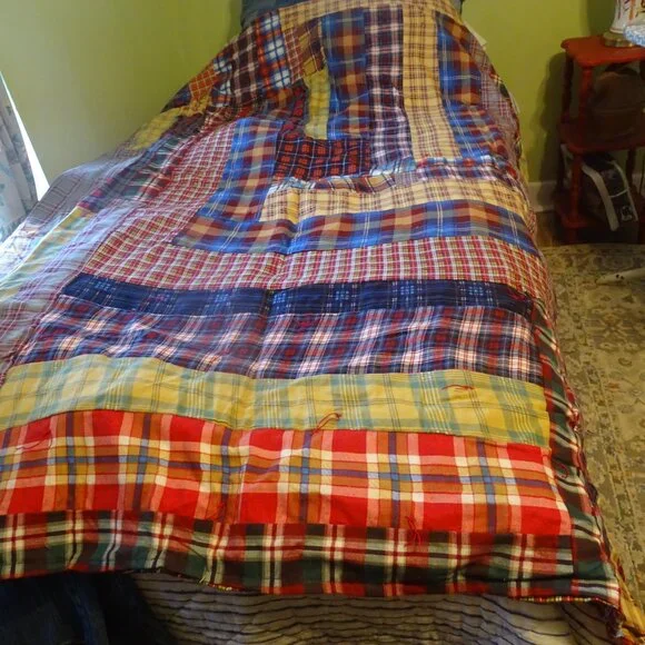 Flannel quilt, 70" x 64" exaggerated Log Cabin pattern one side; Amish bars back - Picture 5 of 5